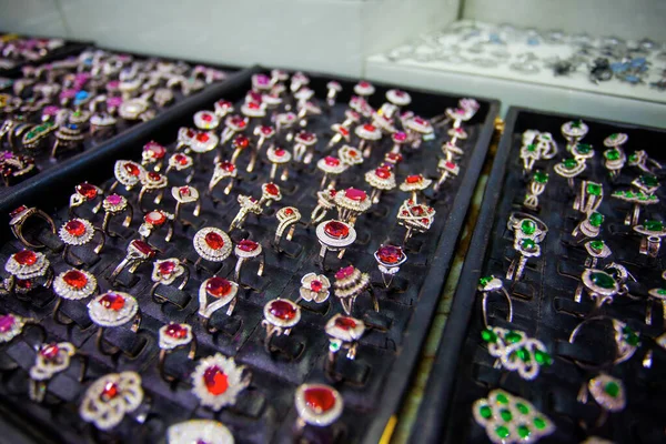 Színes Gyűrűk Vörös Kövekkel Ékszerpiacon — Stock Fotó