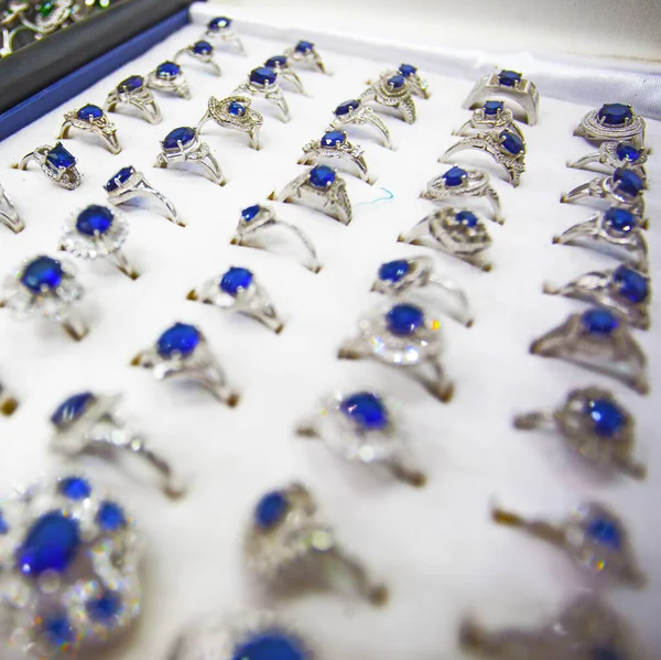 Πολύχρωμα Δαχτυλίδια Μπλε Πέτρες Στην Αγορά Κοσμημάτων — Φωτογραφία Αρχείου