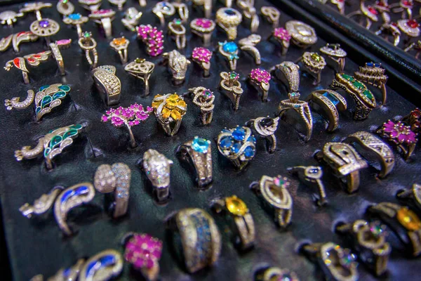 Kleurrijke Ringen Juwelenmarkt — Stockfoto