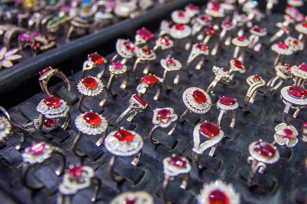 Anillos Colores Con Piedras Rojas Mercado Joyas —  Fotos de Stock