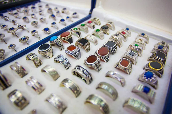 Färgglada Ringar Smyckesmarknaden — Stockfoto