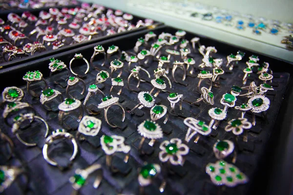 宝石市場の緑の石とカラフルなリング — ストック写真
