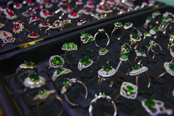 Anillos Colores Con Piedras Verdes Mercado Joyas — Foto de Stock