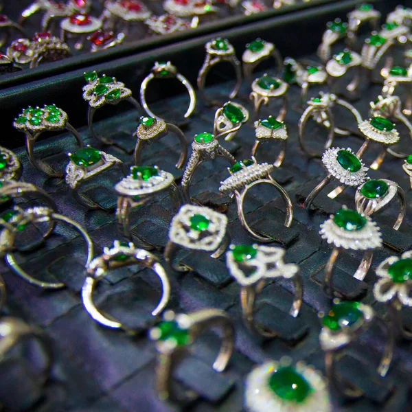 Πολύχρωμα Δαχτυλίδια Πράσινες Πέτρες Στην Αγορά Κοσμημάτων — Φωτογραφία Αρχείου