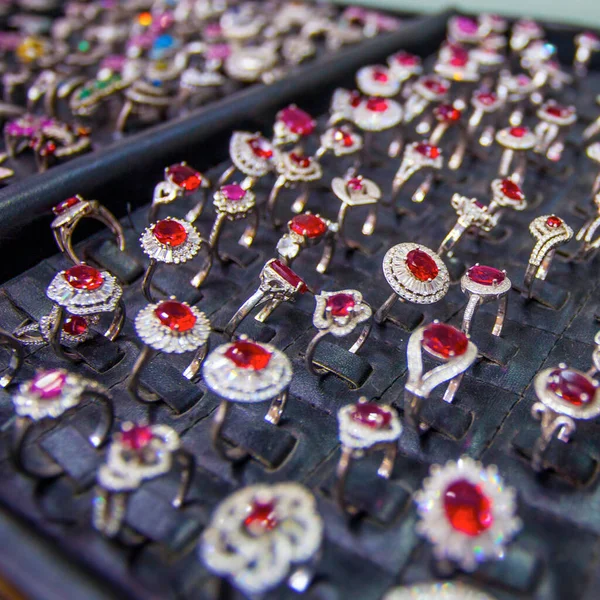 Anéis Coloridos Com Pedras Vermelhas Mercado Jóias — Fotografia de Stock
