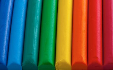 Yaratıcılığın renkli parlak plastikçesi