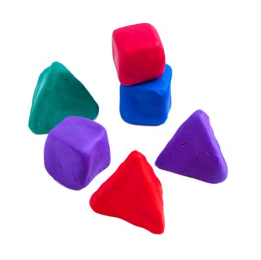 Piramitler, küpler ve toplar beyaz arka planda renkli plastikinle yapılmış.