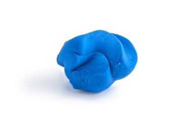 Beyaz arkaplanda mavi plastik top izole edildi