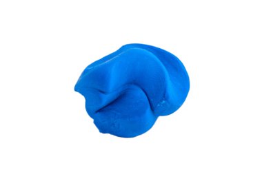 Beyaz arkaplanda mavi plastik top izole edildi