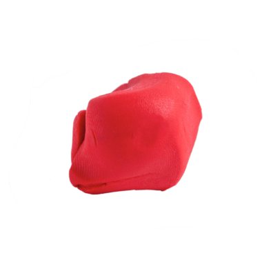 Beyaz arkaplanda kırmızı plastik top izole edildi