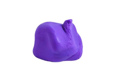 Beyaz arkaplanda izole edilmiş mor plastik top