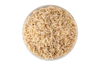 Esmer pirinç beyaz arka planda izole edilmiş.