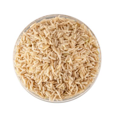 Esmer pirinç beyaz arka planda izole edilmiş.