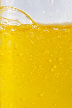 Şampuan yakın plan - Sarı arkaplanda kabarcıklar 