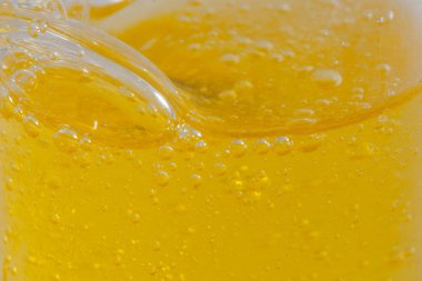 Şampuan yakın plan - Sarı arkaplanda kabarcıklar 