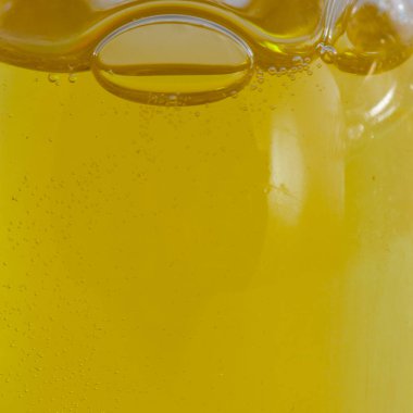 Şampuan yakın plan - Sarı arkaplanda kabarcıklar 