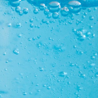 Şampuan yakın plan - Mavi arkaplanda kabarcıklar 