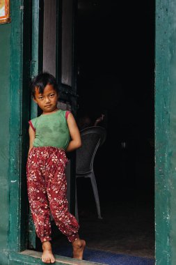 HIMALAYAS, Everest REGION, NEPAL - 20 EKİM 2018: Evinin yakınındaki Himalaya köyündeki sokakta Nepal kızı portresi