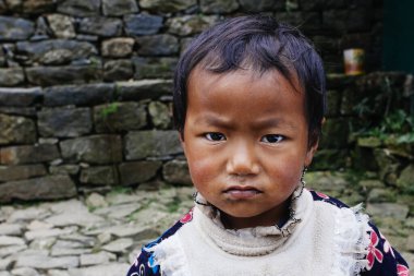 HIMALAYAS, Everest REGION, NEPAL - 20 EKİM 2018: Evinin yakınındaki Himalaya köyündeki sokakta Nepal kızı portresi