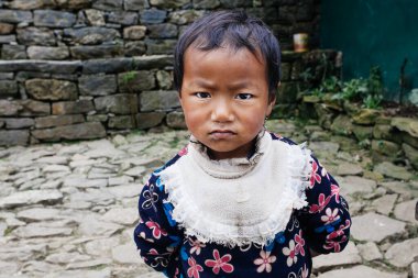 HIMALAYAS, Everest REGION, NEPAL - 20 EKİM 2018: Evinin yakınındaki Himalaya köyündeki sokakta Nepal kızı portresi