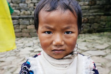 HIMALAYAS, Everest REGION, NEPAL - 20 EKİM 2018: Evinin yakınındaki Himalaya köyündeki sokakta Nepal kızı portresi