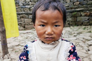 HIMALAYAS, Everest REGION, NEPAL - 20 EKİM 2018: Evinin yakınındaki Himalaya köyündeki sokakta Nepal kızı portresi