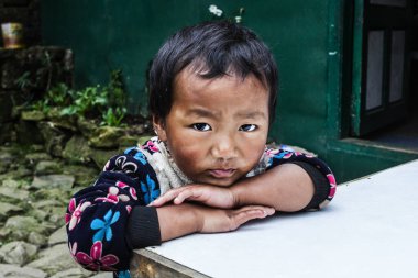 HIMALAYAS, Everest REGION, NEPAL - 20 EKİM 2018: Evinin yakınındaki Himalaya köyündeki sokakta Nepal kızı portresi