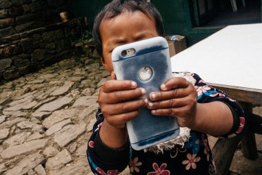 HIMALAYAS, Everest REGION, NEPAL - 20 EKİM 2018: Evinin yakınındaki Himalaya köyündeki sokakta Nepal kızı portresi