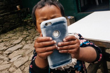 HIMALAYAS, Everest REGION, NEPAL - 20 EKİM 2018: Evinin yakınındaki Himalaya köyündeki sokakta Nepal kızı portresi