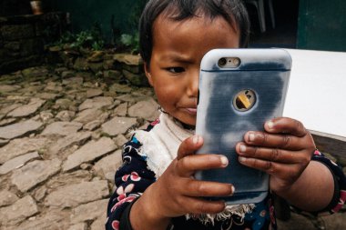 HIMALAYAS, Everest REGION, NEPAL - 20 EKİM 2018: Evinin yakınındaki Himalaya köyündeki sokakta Nepal kızı portresi