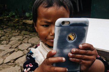 HIMALAYAS, Everest REGION, NEPAL - 20 EKİM 2018: Evinin yakınındaki Himalaya köyündeki sokakta Nepal kızı portresi