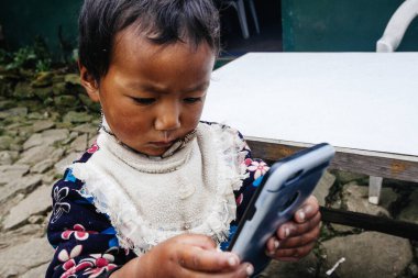 HIMALAYAS, Everest REGION, NEPAL - 20 EKİM 2018: Evinin yakınındaki Himalaya köyündeki sokakta Nepal kızı portresi