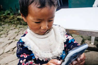 HIMALAYAS, Everest REGION, NEPAL - 20 EKİM 2018: Evinin yakınındaki Himalaya köyündeki sokakta Nepal kızı portresi