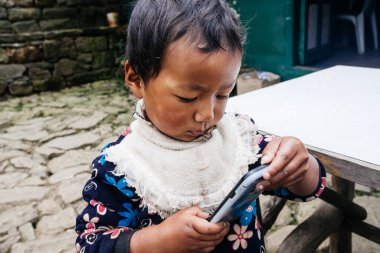 HIMALAYAS, Everest REGION, NEPAL - 20 EKİM 2018: Evinin yakınındaki Himalaya köyündeki sokakta Nepal kızı portresi