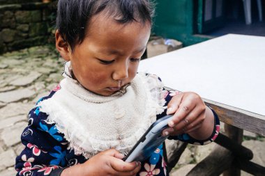 HIMALAYAS, Everest REGION, NEPAL - 20 EKİM 2018: Evinin yakınındaki Himalaya köyündeki sokakta Nepal kızı portresi