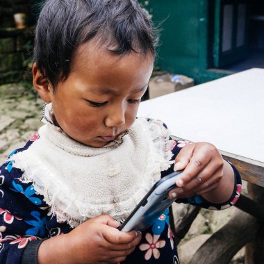 HIMALAYAS, Everest REGION, NEPAL - 20 EKİM 2018: Evinin yakınındaki Himalaya köyündeki sokakta Nepal kızı portresi