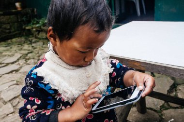 HIMALAYAS, Everest REGION, NEPAL - 20 EKİM 2018: Evinin yakınındaki Himalaya köyündeki sokakta Nepal kızı portresi