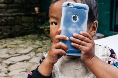 HIMALAYAS, Everest REGION, NEPAL - 20 EKİM 2018: Evinin yakınındaki Himalaya köyündeki sokakta Nepal kızı portresi