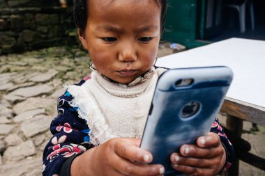 HIMALAYAS, Everest REGION, NEPAL - 20 EKİM 2018: Evinin yakınındaki Himalaya köyündeki sokakta Nepal kızı portresi