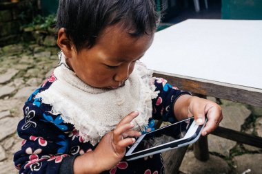 HIMALAYAS, Everest REGION, NEPAL - 20 EKİM 2018: Evinin yakınındaki Himalaya köyündeki sokakta Nepal kızı portresi