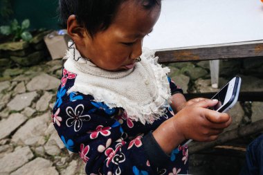 HIMALAYAS, Everest REGION, NEPAL - 20 EKİM 2018: Evinin yakınındaki Himalaya köyündeki sokakta Nepal kızı portresi