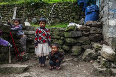 HIMALAYAS, Everest REGION, NEPAL - 20 EKİM 2018: Evinin yakınındaki Himalaya köyündeki sokakta Nepal kızı portresi