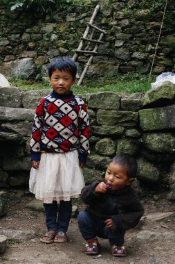 HIMALAYAS, Everest REGION, NEPAL - 20 EKİM 2018: Evinin yakınındaki Himalaya köyündeki sokakta Nepal kızı portresi