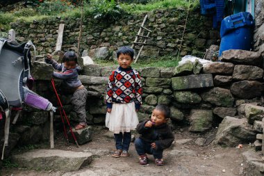 HIMALAYAS, Everest REGION, NEPAL - 20 EKİM 2018: Evinin yakınındaki Himalaya köyündeki sokakta Nepal kızı portresi