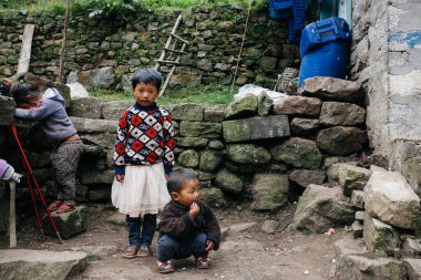 HIMALAYAS, Everest REGION, NEPAL - 20 EKİM 2018: Evinin yakınındaki Himalaya köyündeki sokakta Nepal kızı portresi