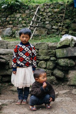 HIMALAYAS, Everest REGION, NEPAL - 20 EKİM 2018: Evinin yakınındaki Himalaya köyündeki sokakta Nepal kızı portresi