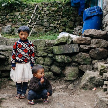 HIMALAYAS, Everest REGION, NEPAL - 20 EKİM 2018: Evinin yakınındaki Himalaya köyündeki sokakta Nepal kızı portresi