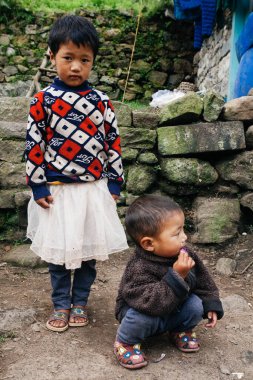 HIMALAYAS, Everest REGION, NEPAL - 20 EKİM 2018: Evinin yakınındaki Himalaya köyündeki sokakta Nepal kızı portresi
