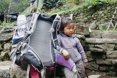 HIMALAYAS, Everest REGION, NEPAL - 20 EKİM 2018: Evinin yakınındaki Himalaya köyündeki sokakta Nepal kızı portresi