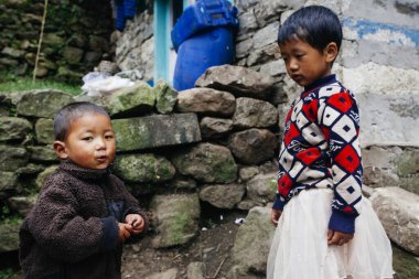 HIMALAYAS, Everest REGION, NEPAL - 20 EKİM 2018: Evlerinin yakınındaki Himalaya köyündeki sokakta Nepal 'li çocukların portresi